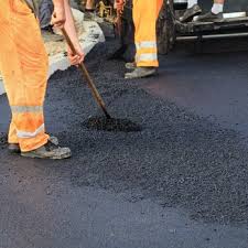 Best Asphalt Driveway Installation  in Willow Oak, FL